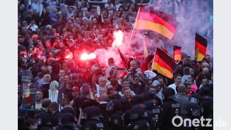 Falsch verstandener Rechtsstaat: Demonstranten der rechten Szene zünden Pyrotechnik und schwenken Deutschlandfahnen. Bild: Jan Woitas/dpa