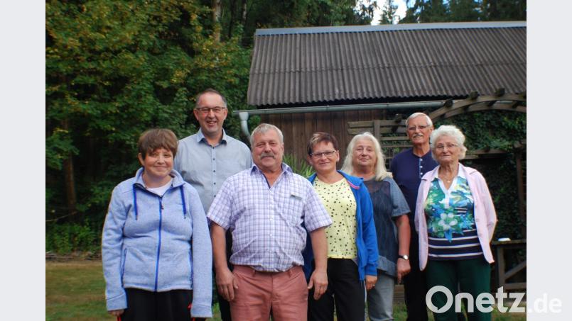 Eine Gästeehrung stand jetzt in Altmugl auf dem Programm. Im Bild (von rechts) Veronika und Norbert Wagner, Gastgeberin Maria Gatter, Bettina Scheffler, Gastgeber Ferdinand Gatter, Fremdenverkehrsverein-Vorsitzender Alfons Schnurrer und Denise Scheffler (von rechts). Bild: enz
