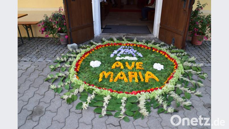 Jedes Jahr schmücken Frauen aus der Pfarrei den Eingang zur Kirche mit einem Blumenteppich. Bild: swo