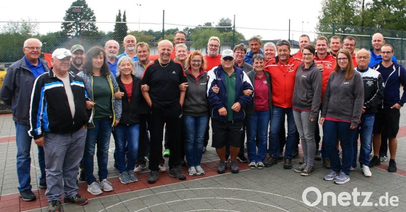 11 Mannschaften beteiligten sich am 18. Hobby-Turniers des ESC Wiesau an der vereinseigenen Sommerstock-Anlage. Für einen reibungslosen Wettkampfverlauf sorgte Turnierleiter und ESC Vorsitzender Reinhard Loos (links). Für die Punkteauswertung war Andreas Loos (2. von rechts) verantwortlich. Bild: wro