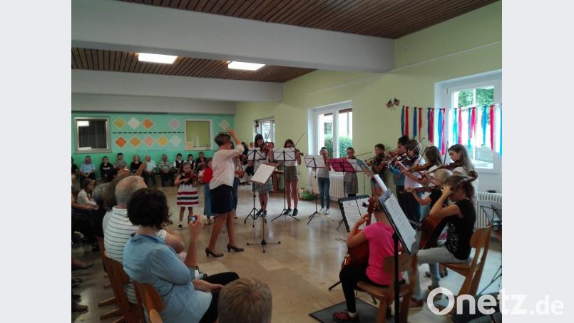 „Unser Ziel ist der musizierende Mensch“, sagt Schulleiter Joachim Steppert. Einer der starken Pfeiler der Musikschule im Vierstädtedreieck ist das Jugendstreichorchester. Die Aufnahme entstand beim Musikschulfest im Juli 2018. Bild: do