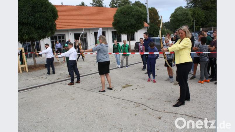 Alle ins Gold: An Pfeil und Bogen versuchten sich Sozialministerin Kerstin Schreyer, Bürgermeisterin Carmen Pepiuk, Landtagsabgeordneter Tobias Reiß und Bezirkstagskandidat Matthias Grundler (von rechts) beim Besuch der Ministerin in Trabitz. Bild: bjp Bild: bjp
