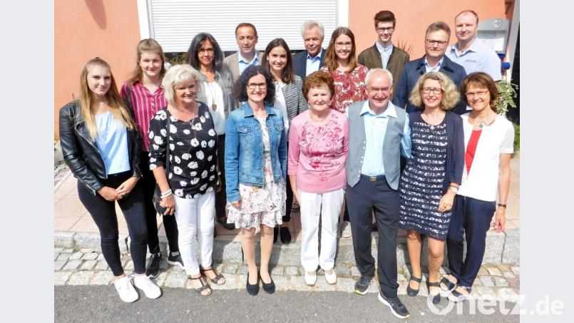 Rosemarie und Adi Fischer (vorne, Vierte und Dritter von rechts) feiern im Kreise ihrer Familie diamantene Hochzeit. Bild: hai