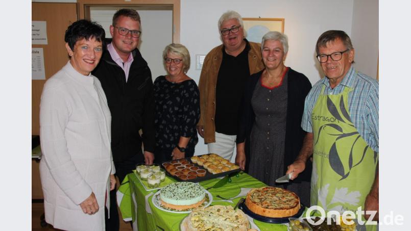 Grüne Leckereien gab es im Künstlerhaus, Ganz fasziniert davon waren von links, Landtagsvizepräsidentin Inge Aures, Holger Grießhammer, Sieglinde Geißler, Altbürgermeister Reiner Wohlrab, Bürgermeisterin Karin Fleischer und Werner Geißler. Bild: kro