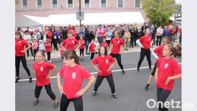 Der „Sommertanz“ wurde von den Tanzsportgruppen der FaGe Rot-Weiß präsentiert. Bild: kro