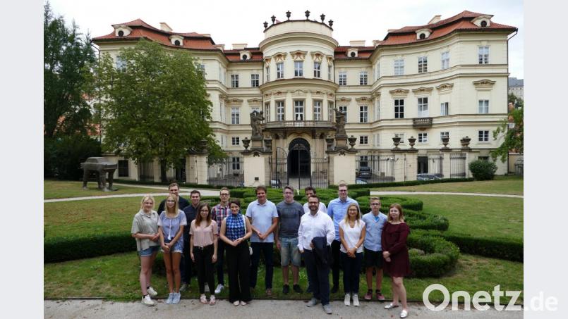 Die Junge Union vor der Deutschen Botschaft in Prag. Vierter von rechts (hinten) Kreisvorsitzender der JU Wunsiedel Frank-Robert Kilian
Fünfter von rechts (vorne): Kreisvorsitzender der JU Tirschenreuth Matthias Grundler Bild: exb