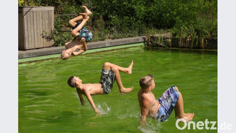 Kopfüber, rücklings oder mit dem Allerwertesten voraus: Erfrischend ist so ein Sprung ins kühle Nass allemal. Bild: exb