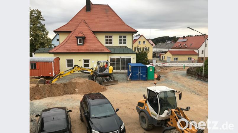 Momentan ruhen die Bauarbeiten am alten Pfarrplatz wegen Betriebsurlaubs. Die Anwohner und deren Pkws sind &quot;not amused&quot;, wissen aber, dass es keine andere Lösung gibt. Bild: cr