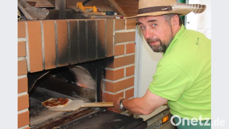 „Pizzen-Chef“ Peter Plaß am Backofen. Bild: kro