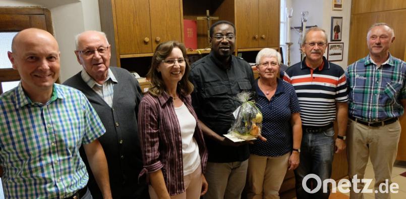 Pfarrer Temple (Vierter von links) war vier Wochen als Urlaubsvertretung für Pfarrer Max Früchtl in der Flosser Pfarrgemeinde. Dafür danken Stefan Kreiner, Anton Eismann, Elisabeth Lehner, Elisabeth Riedel, Josef Rosner und Herbert Riedel (von links). Bild: le
