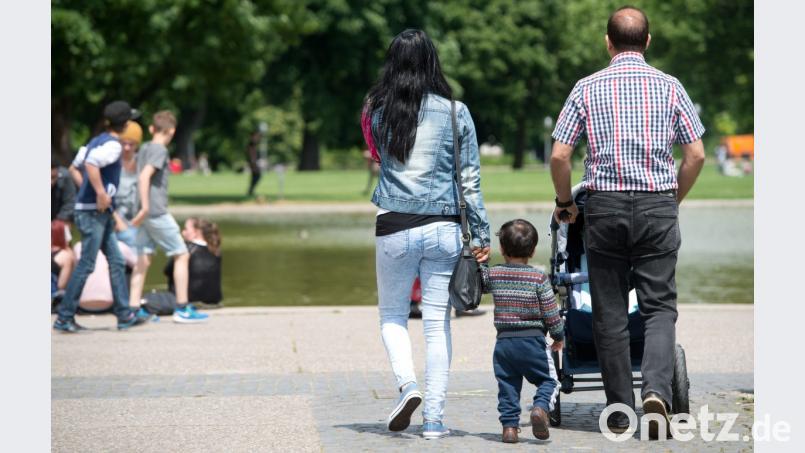 Familien mit Kindern bekommen einen Extrabonus vom Freistaat - die Ärmsten müssen ihn womöglich wieder zurückgeben. (Symbolbild) Bild: Sebastian Kahnert/dpa