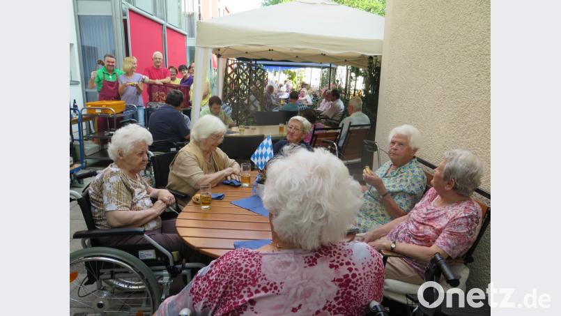Mit dem Grillfest macht Max Ponnath den Bewohnern des Seniorenzentrums Haus Falkenstein eine große Freude. Bild: jzk