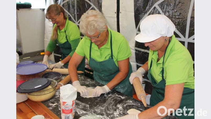 Fleißige Helferinnen des Obst- und Gartenbauvereins bereiten die Pizzateig zu. Bild: kro
