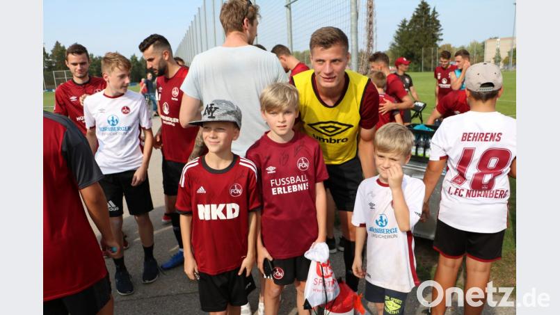 Patrick Erras, ein Oberpfälzer in den Reihen des 1. FC Nürnberg, gehört natürlich zu den begehrtesten Partnern für ein Foto zur Erinnerung an den Trainingsbesuch der Clubfreunde Edelsfeld. Bild: gru