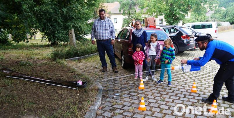An vier Stationen mussten Aufgaben gelöst werden, wie das lustige „Minigolf-Spiel“ mit Spritzpistole, bei der mit einer riesigen Wasserpistole ein Ball so weit wie möglich eine Rinne entlang in ein Loch „gespritzt“ werden musste. Sportleiter Stefan Eiser maß die Entfernung.
Bild: weu Bild: weu