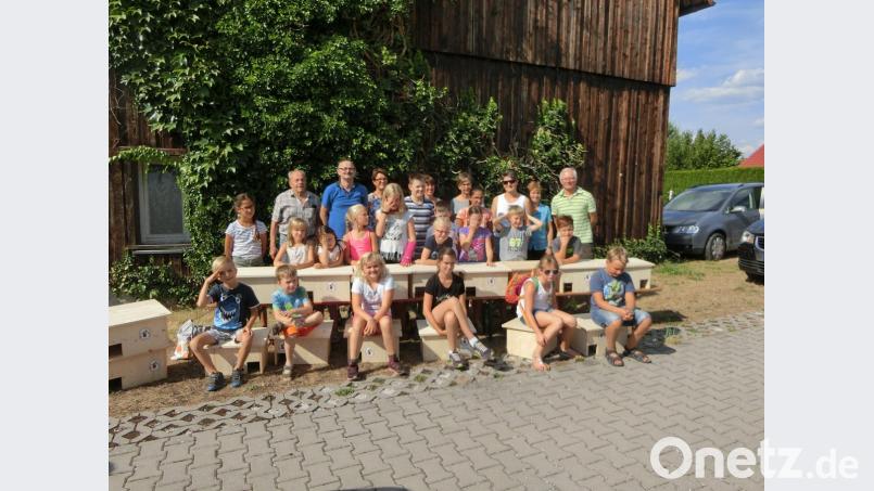 Interessante Stunden verlebten die Mädchen und Buben beim Bau von Igelhäusern. Im Bild sind sie zu sehen mit Vorsitzendem Roland Maier (hinten rechts) und dessen Stellvertreterin Irmgard Sellmeyer (hinten, Dritte von rechts) sowie weiteren Vorstandsmitgliedern.	Bild: fg Bild: fg