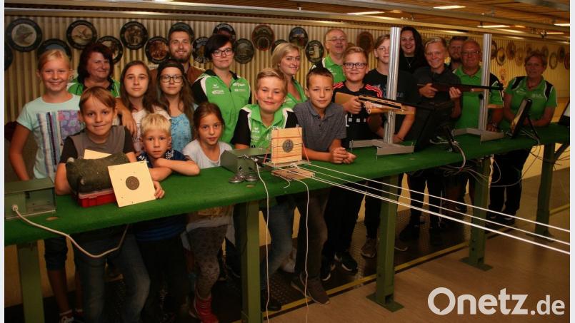 Das Ferienangebot der Andreas-Hofer-Schützen ist einer der Höhepunkte im Fuchsmühler Ferienprogramm. Geleitet wird es stets von erfahrenen Schützensportlern um Vorsitzenden Stefan Kraus (2. von rechts) Bild: wro