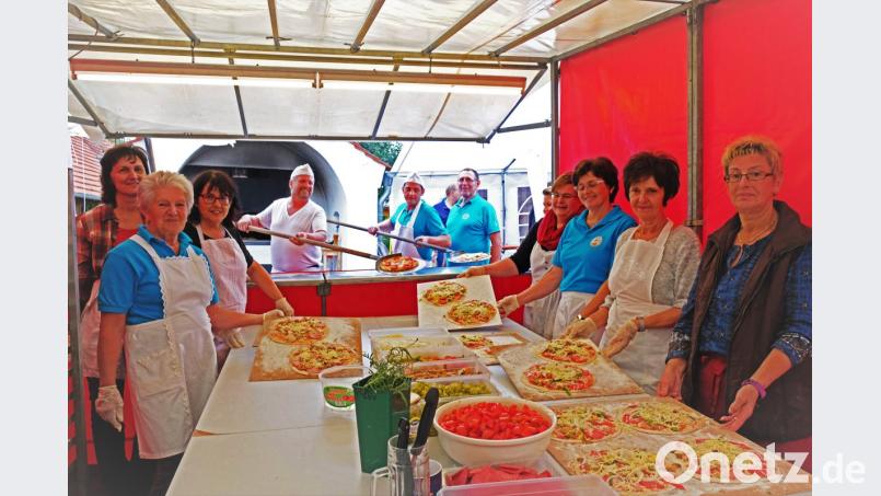 Die fleißigen Helfer vom Obst- und Gartenbauverein Saltendorf, hinten in der Mitte Vorsitzender Heinrich Eichinger. Bild: twi