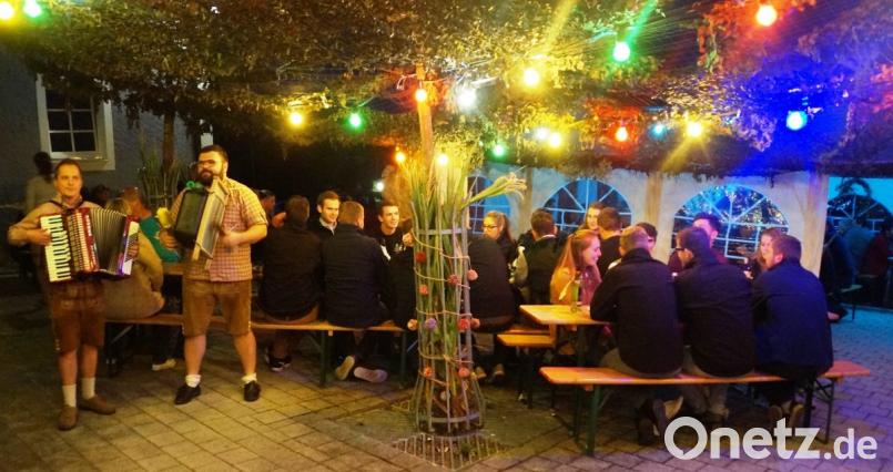 Beim Weinabend der Feuerwehr Dieterskirchen unterhielt das Duo „Dani und Flo“ mit zünftiger Musik in angenehmer Lautstärke. Bild: weu