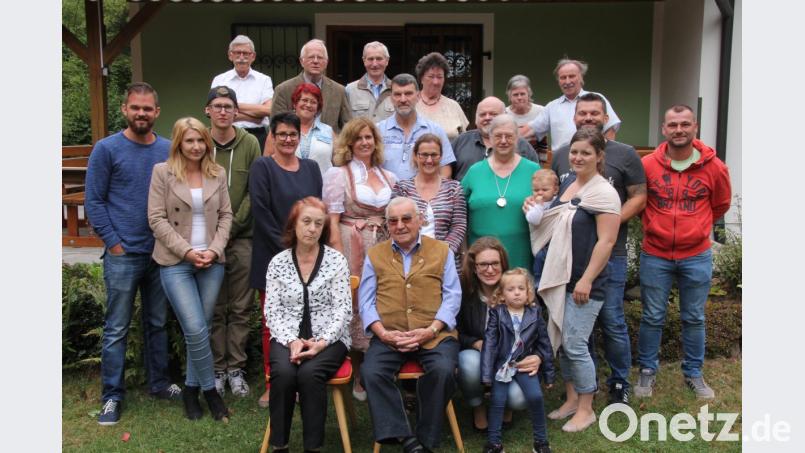 Im Kreise seiner Freunde und Familie feierte Hans Heidler (vorne Mitte sitzend) seinen 85. Geburtstag. Links neben ihm seine Lebensgefährtin Ursula Härtl. Rechts von Hans Heidler seine Enkelin Sabrina Haberkorn mit Tochter Finja, deren Tautpate Hans Heidler ist. Bild: kro