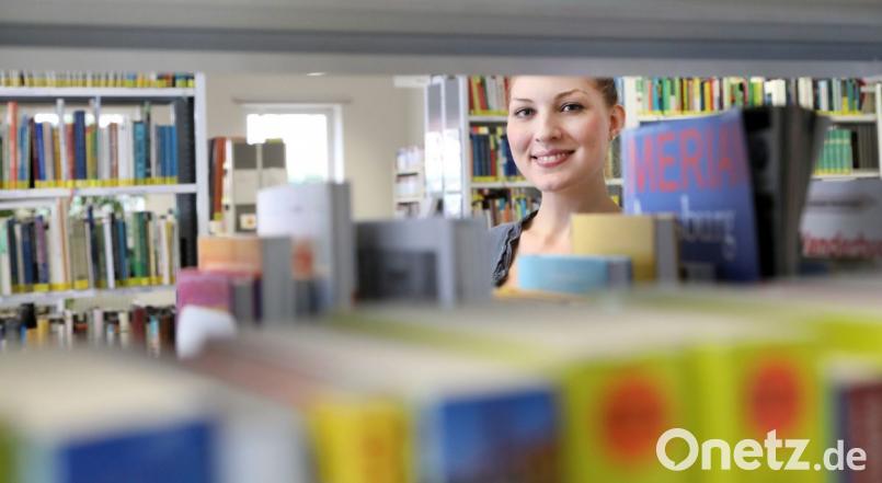 Leonie Flachsmanns Arbeitsplatz ist seit einigen Wochen der zwischen den Büchern der Stadtbibliothek Schwandorf. Bild: Gerhard Götz