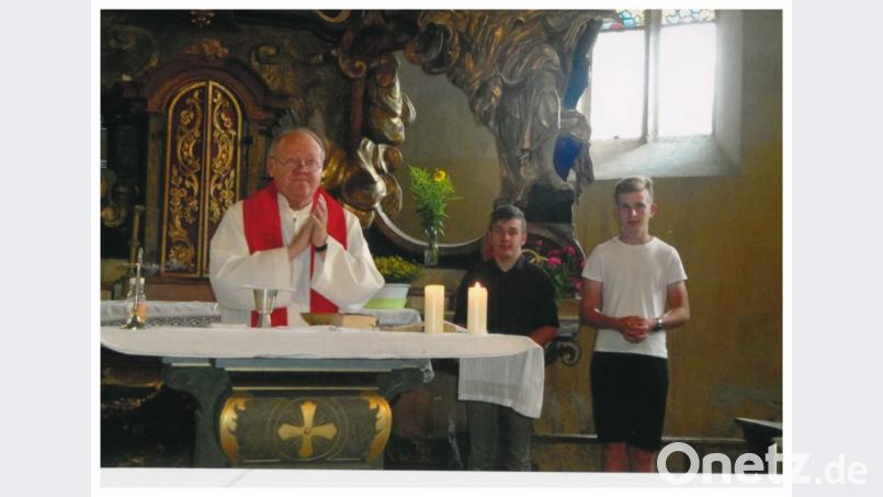 Pater Peter Zillich, Zelebrant und Prediger beim Jakobifest in Bruch mit den Ministranten Peter und Josef Stier aus Bärnau Bild: exb