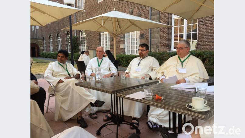 Pater Johannes Bosco (Zweiter von rechts) und Abt Hermann-Josef Kugler (rechts) im Kreis weiterer Chorherrn während einer Pause des Generalkapitels in den Niederlanden. Bild: stg
