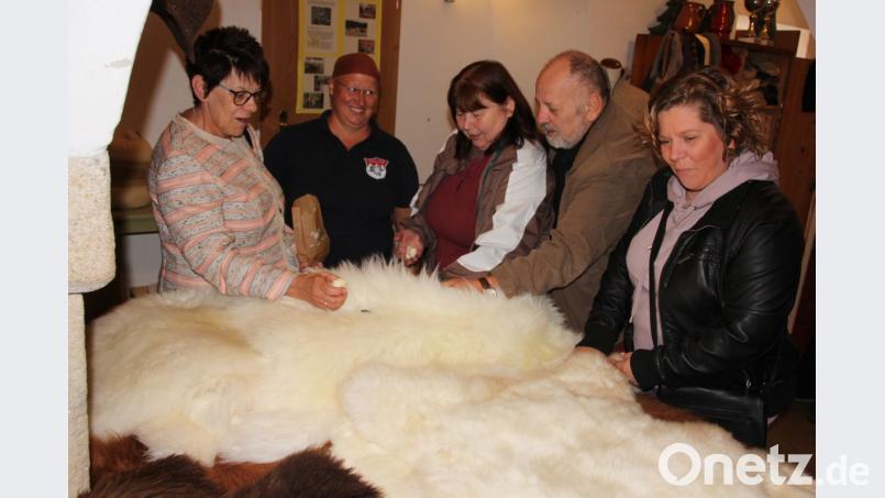 Flauschige Verführung: Liebliche Schafdecken in der Schäferei Frank. Bild: kro