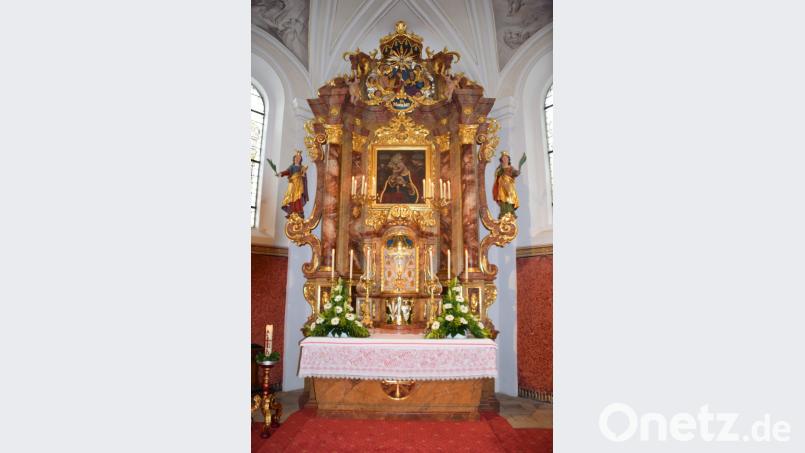 Der festlich geschmückte Hochaltar in der Wallfahrtskirche, vor dem ab Sonntag wieder die Gottesdienste gefeiert werden. Bild: swo