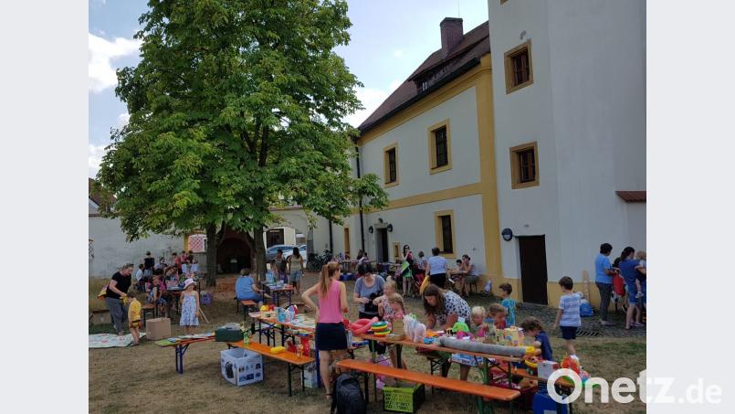 Im Garten des Jugendheims boten die Kinder ihre Waren an. Bild: hir