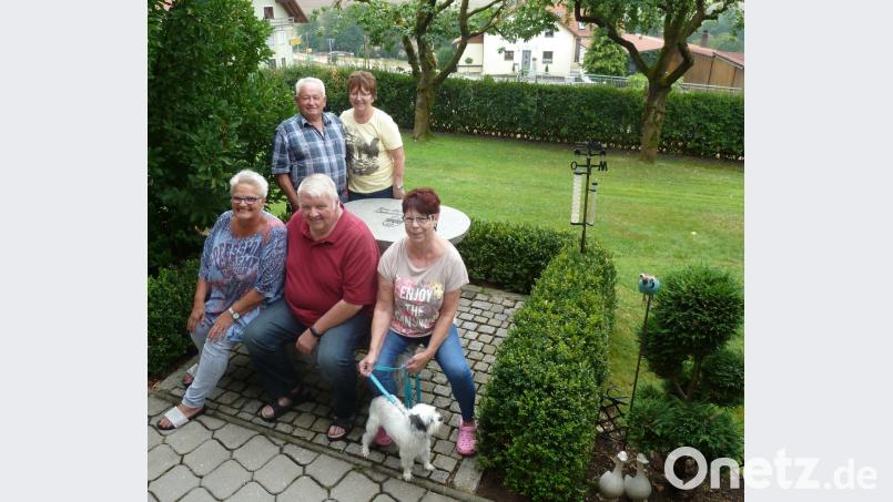 Inge Fellinghauer (links) und Reiner Schönherr aus Wörrstadt bei Mainz schätzen seit 2003 die Ferienwohnung von Anni und Josef Klier (hinten) in Kühried. Diesmal ist Freundin Margarita Ebert mit Hund dabei. Bild: Portner