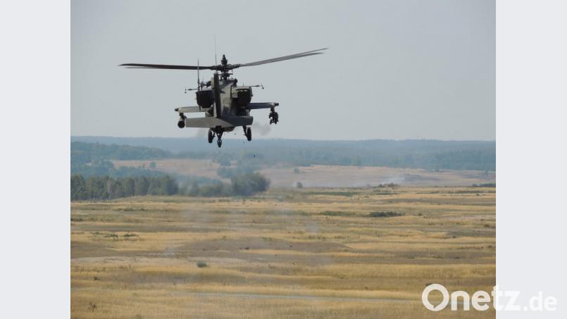 ein Apache in der Luft. Wegen der Trockenheit konnten die Helikopter keine Schießübungen absolvieren. Bild: mor