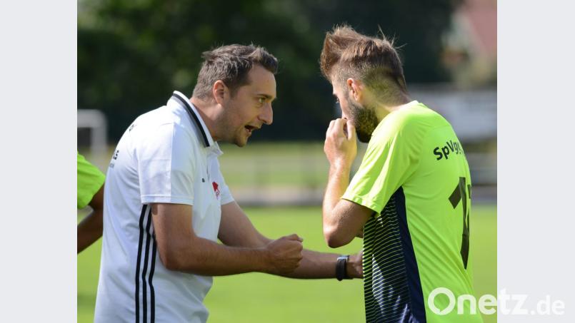 Tobias Bernklau (links), Trainer der SpVgg Pfreimd, schickt Sebastian Ring und Kollegen höchst motiviert ins Derby am Wasserwerk. Bild: ham