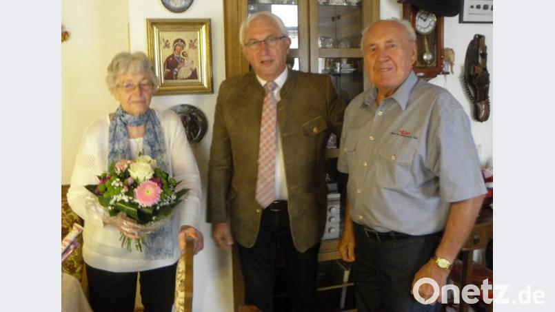 Auch Zweiter Bürgermeister Kurt Koppmann (Mitte) gratulierte dem Jubelpaar. Bild: pjom