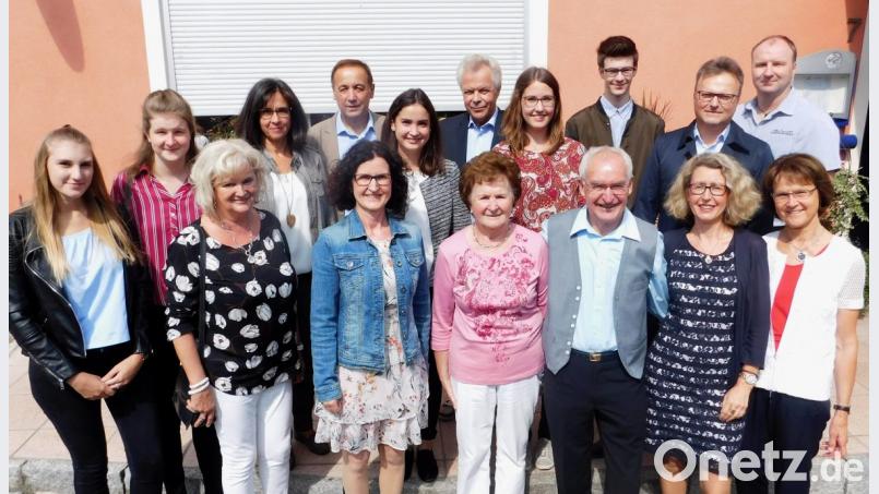 Rosemarie und Adi Fischer (vorne, Vierte und Dritter von rechts) feiern im Kreise ihrer Familie diamantene Hochzeit. Bild: hai