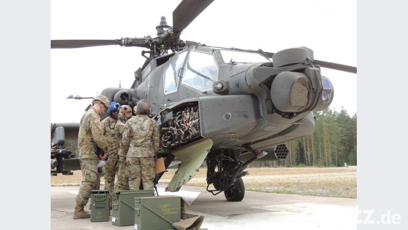 Ein Apache-Hubschrauber wird vorbereitet Bild: mor