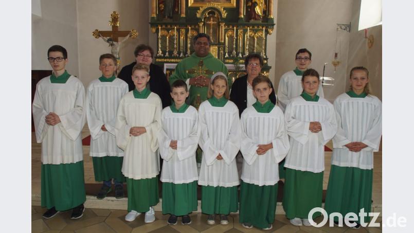Pater Joseph wurde von Sophia Grau (rechts daneben) in der Schönseer Pfarrkirche verabschiedet. Mit im Bild Mesnerin Ernestine Linsmeier und die Ministranten. Bild: mmj