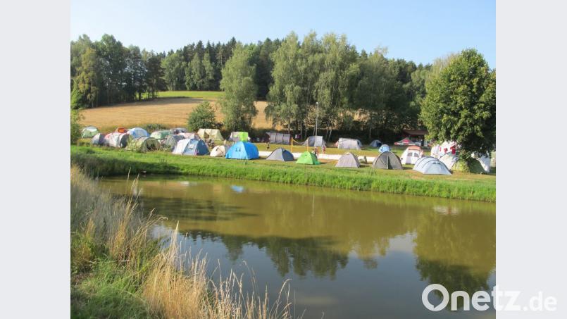 Vor allem im Juli und in den ersten Augustwochen reiht sich am Weiher im Gleiritscher Ortsteil Kroau Zelt an Zelt. Viele Gruppen sind diesem kommunalen Campingplatz true und kommen jedes Jahr wieder. Bild: bl