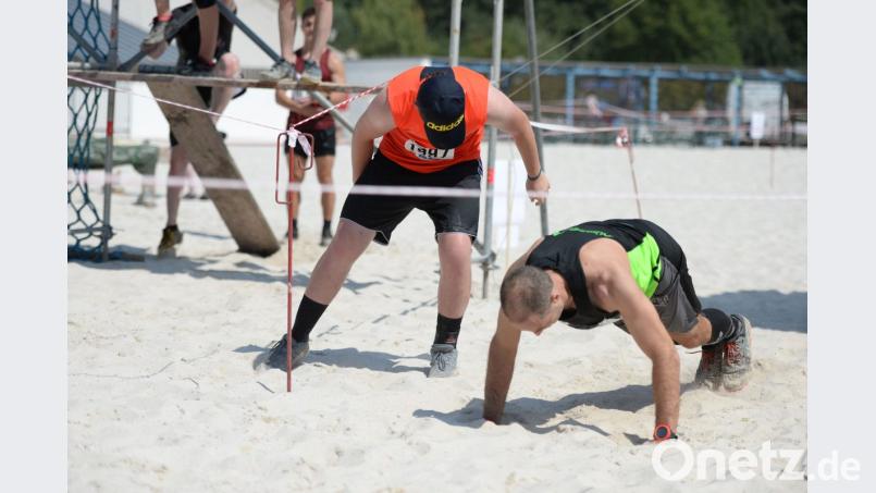 Florian Sperber, hier bei den Straf-Liegestützen, nachdem er am Hangelhindernis abgerutscht war, kam als 46. ins Ziel. Bild: Andreas Brückmann