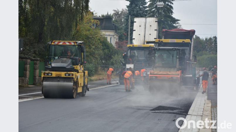 Heiß ging es im wahrsten Sinne am Donnerstag in der Mitterteicher Straße her: Auf dem seit Montag gesperrten Abschnitt der Ortsdurchfahrt wurde eine neue Asphaltschicht aufgebracht. Bild: jr