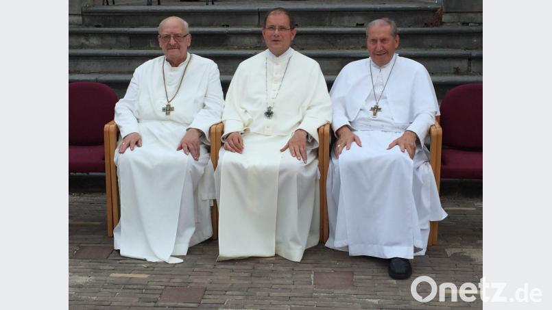 Der neue Generalabt Jozef Wouters (Mitte) mit seinem Vorgänger Thomas Handgrätinger (rechts) sowie dessen Vorgänger Hermenegild Noyens. Bild: stg