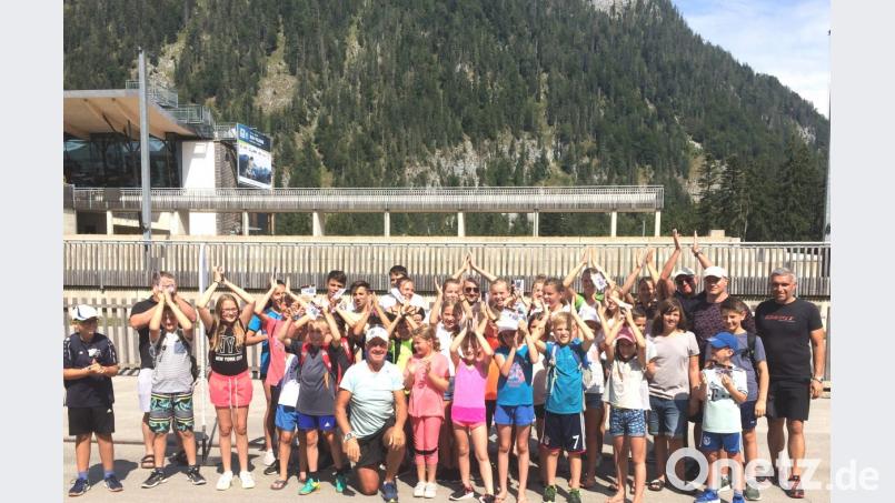 Mit zehn Betreuern des TSV Tännesberg erlebten 31 Kinder ohne ihre Eltern beim mehrtägigen Trainingscamp in Inzell erlebnisreiche Tage. Der Wunsch nach einer Neuauflage im nächsten Jahr ist deshalb bei allen groß.Fritz Fischer mit blauen-grauen T-Shirt ist vorne in der Mitte. Bild: es