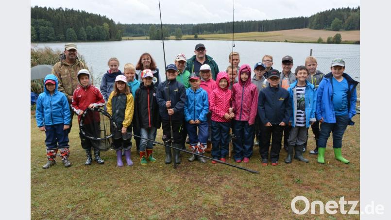 22 Kinder beteiligten sich am Ferienprogramms des Fischereivereins Stiftland. Viele Helfer des Vereins sowie Jugendleiterin Anita Köppl (Siebte von links) organisierten das Angeln am Rothenbürger Weiher. Bild: jr