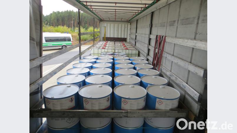 Die Polizeibeamten trauten ihren Augen nicht. Fässer voller Gefahrgut standen auf der Ladefläche als würde es sich um Wasser handeln.. Bild: exb/Polizei