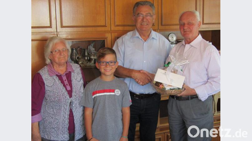 Glückwünsche zum 80. Geburtstag überbringen hier (von links) seine Schwester Mathilde, Patenenkel Bastian und 2. Bürgermeister Herbert Lehner dem Jubilar Hermann Strauß. Bild: sck