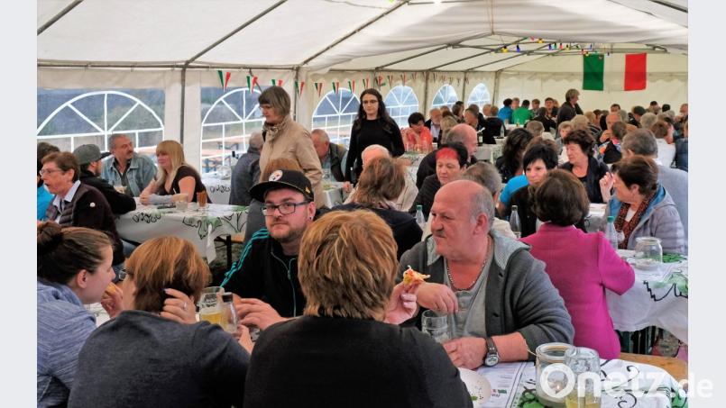 Blick ins kleine Festzelt bei der "Italienischen Nacht in Saltendorf Bild: twi