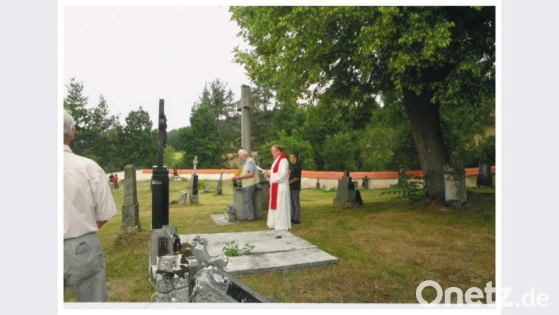 Den diesjährigen Jakobi-Gottesdienst in Bruck zelebrierte Pater Peter Zillich aus Weiden. Seit fast 30 Jahren setzt sich die Pfarrei für den Erhalt der Jakobuskirche ein. Zuletzt wurde die Friedhofsmauer (im Hintergrund) renoviert, auch die Grabsteine sollen neu gestaltet werden. Bild: exb