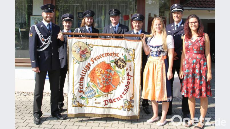 Eine Abordnung der Feuerwehr Dürnersdorf besuchte die Stickerei in Engelsberg, um Details für die neue Fahne festzulegen: (von links) Florian Plank, Josef Hauser, Johannes Setzer, Dietmar Weinfurtner, Robert Köppl, Franziska Frey, Franz Lorenz und Carmen Zwislsperger. Bild: exb