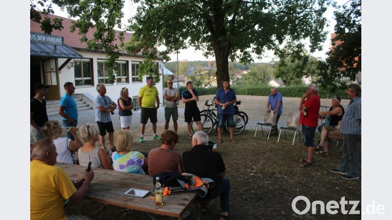 Vor dem Haus der Vereine tauschte sich Bürgermeister Edgar Knobloch mit den Gmünder Bürgern über die Situation im Dorf aus. Bild: sne