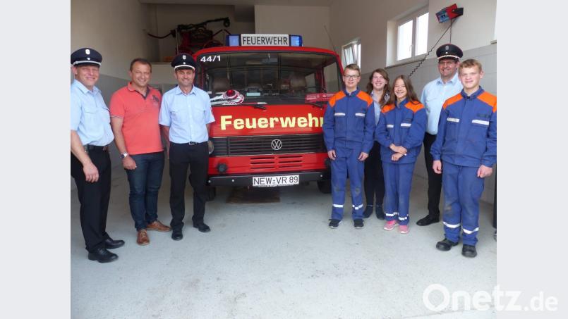 Die erfolgreichen Absolventen vor dem Feuerwehrauto, das bei der Lerauer Wehr bald Geschichte sein wird. Bild: sl